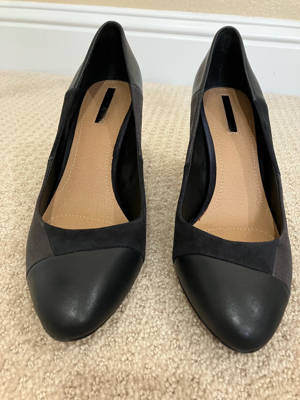 Tahari navy blue mixed leather heels